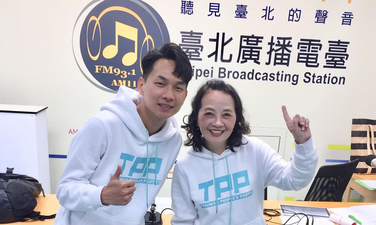 ▲台北廣播電台節目「朱蕙蓉時間」主持人朱蕙蓉，過去曾身著民眾黨服飾，與時任民眾黨發言人陳宥丞一同製作廣播節目。（圖／翻攝台北廣播電台臉書）