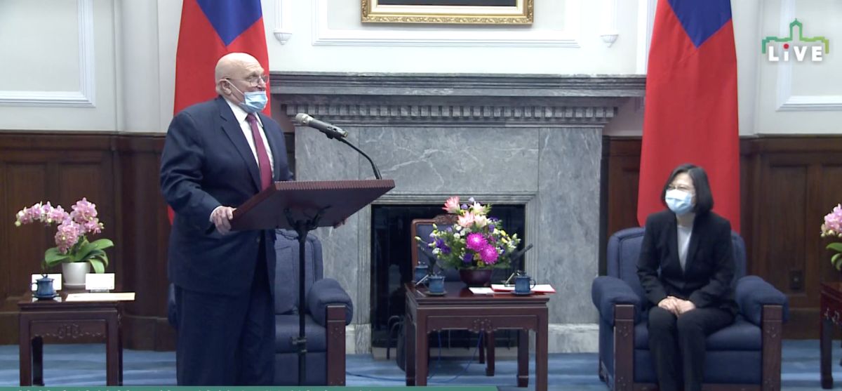 ▲前副國務卿阿米塔吉（Richard Armitage）致詞前還調整一下講台方向，逗得蔡英文哈哈大笑。（圖／翻攝蔡英文臉書）