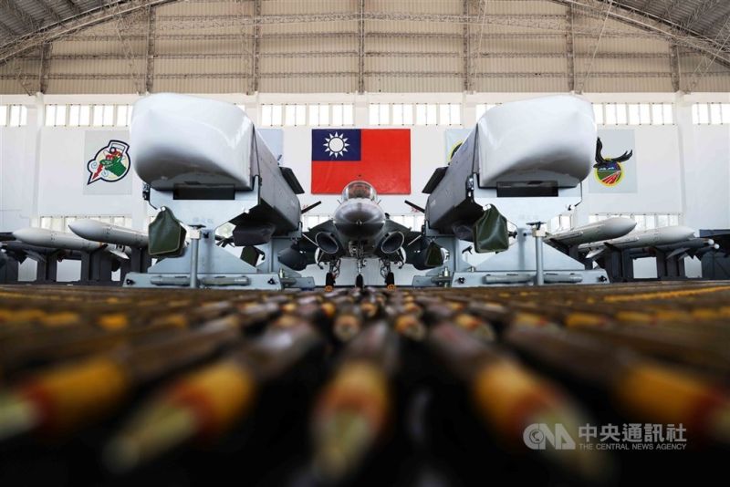 ▲總統蔡英文日前赴澎湖視導IDF經國號戰機天駒部隊,並展示由中科院研製的萬劍彈,以及天劍二、響尾蛇飛彈等裝備。(中央社檔案照片)