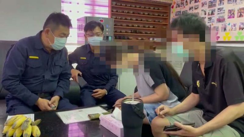 ▲失聯少女家屬不斷向警方道謝,警方則說這是警察應該做的 。(圖/翻攝畫面)