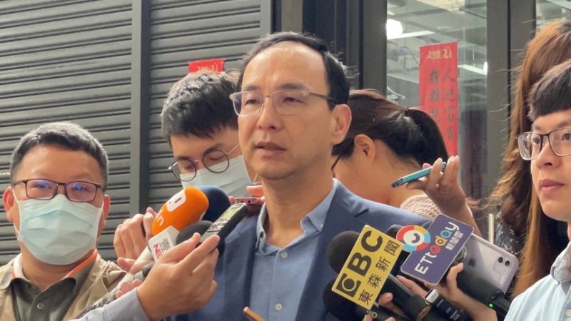 ▲前民進黨大老沈富雄看老現任黨主席江啟臣,前國民黨主席朱立倫說,沈富雄每次挺誰誰就爆了,「最近沒有提到我是好事一件。」(圖/朱立倫辦公室提供)