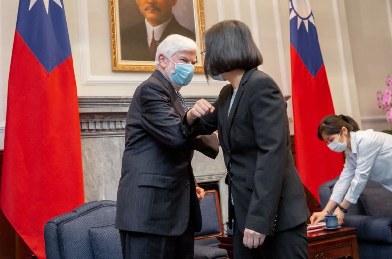 ▲總統蔡英文今接見美方代表團一行人,以碰手肘取代握手(圖/總統府提供)