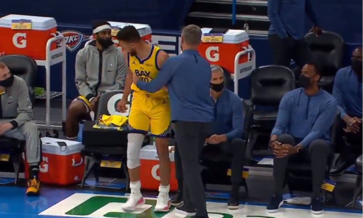 ▲Curry想上場，卻被Kerr攔下。（圖／取自NBATV)