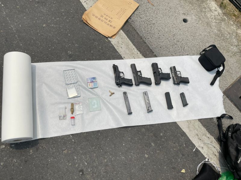 ▲警方現場起獲槍枝4把及子彈、微量3級毒品及k盤。（圖／翻攝畫面）