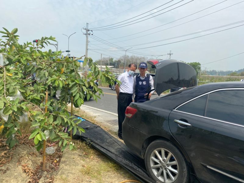 ▲開槍嫌犯遭逮,高雄市警局局長黃明昭(左)、仁武分局長蔡文峰(右)也到場了解情形。(圖/翻攝畫面)