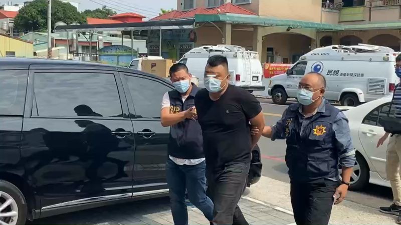 ▲嫌犯被押送至警局。(圖/翻攝畫面)