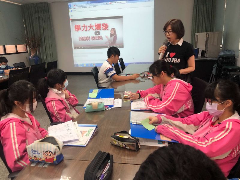 ▲新埔國中校長郭月秀也特別在課後開設英文「保你達B」班,學生的成績明顯躍進,也愛上英文。(圖/新北市政府教育局提供)