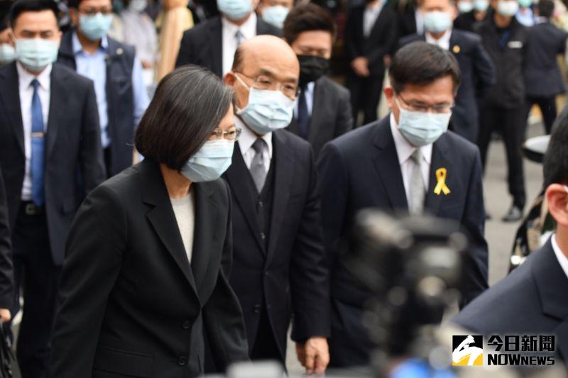 ▲台鐵太魯閣出軌意外迄今近兩周,今(15)日於台北第一殯儀館舉行追思公祭,總統蔡英文(左)、行政院長蘇貞昌(中)、交通部長林佳龍(右)均到場致意。(圖/記者林柏年攝,2021.04.15)