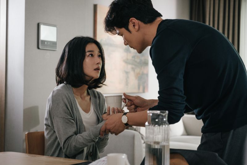 ▲片中,徐睿知(左)失憶,意外發現丈夫的恐怖祕密。(圖/甲上)