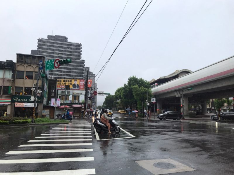 ▲石牌捷運站周邊因發展較早,近期建商積極進入整合,都更案多也帶動中古屋市場。(圖/NOWnews資料照片)