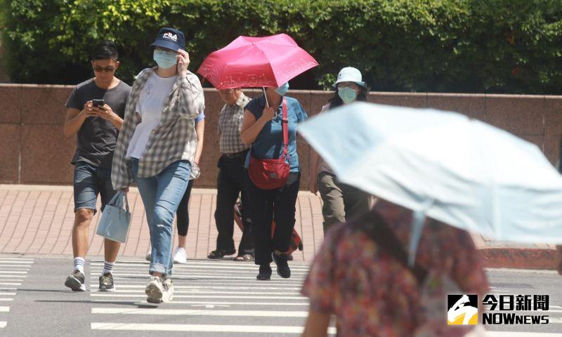 ▲中央氣象局指，今（16）日臺灣附近吹微弱的東北風，北部、東半部地區不定時會有局部降雨出現，中南部維持晴朗穩定的天氣，只有山區在午後有零星陣雨。（圖/記者葉政勳攝）