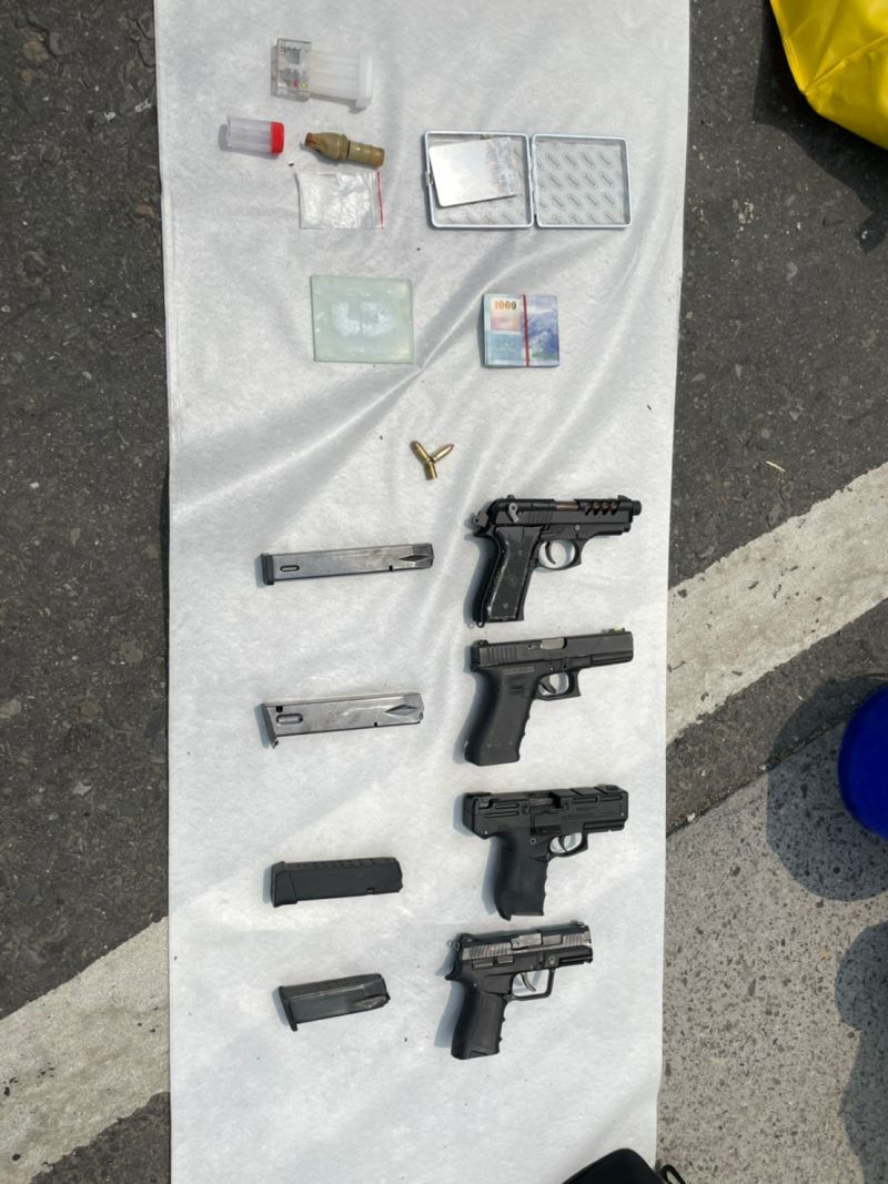 ▲日前涉及仁武區槍擊案的吳姓開槍主嫌及開槍李嫌、開車撞門邱嫌等四嫌均已到案,截至目前已查獲涉案6車9人與4把改造手槍。(圖/記者郭凱杰翻攝)