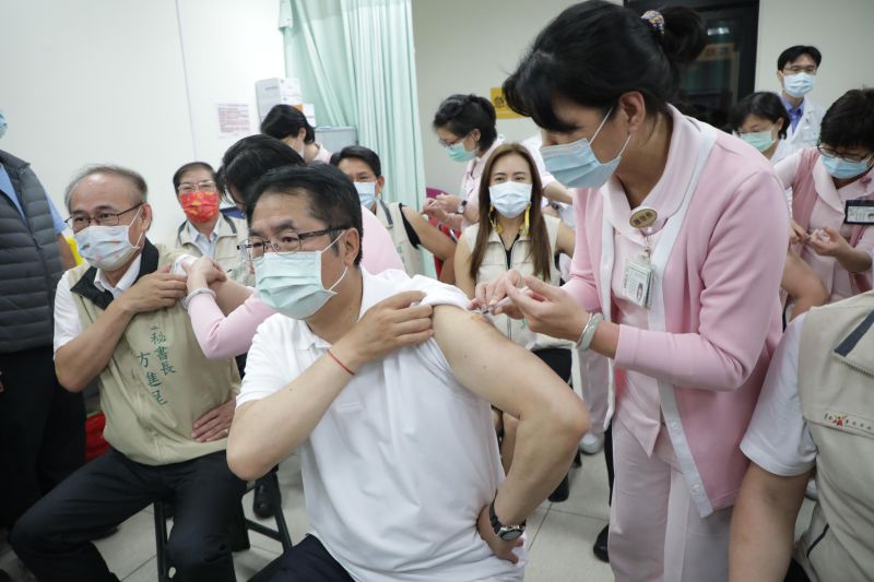 ▲台南市長黃偉哲今(16)日率市府局處首長、消防專責救護隊及防疫計程車等防疫團隊等人到成功大學醫學院附設醫院接種AZ疫苗。(圖/台南市政府提供)