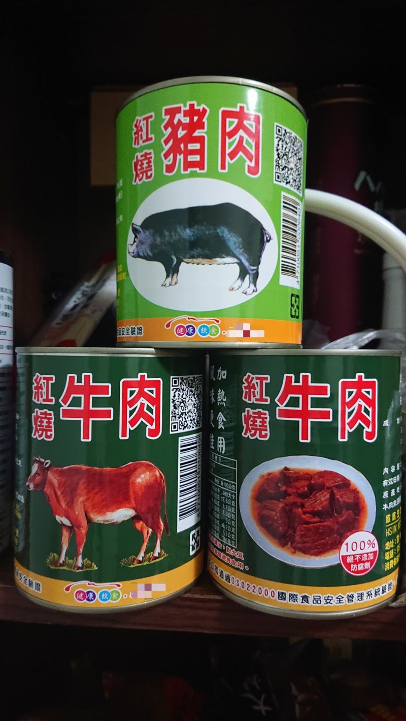 ▲只見從照片中可以看到，有著名為「紅燒豬肉」和「紅燒牛肉」的罐頭，甚至更貼心寫上「加熱食用」、「100％絕不添加防腐劑」等語句。（圖／翻攝自臉書社團《爆廢1公社》）