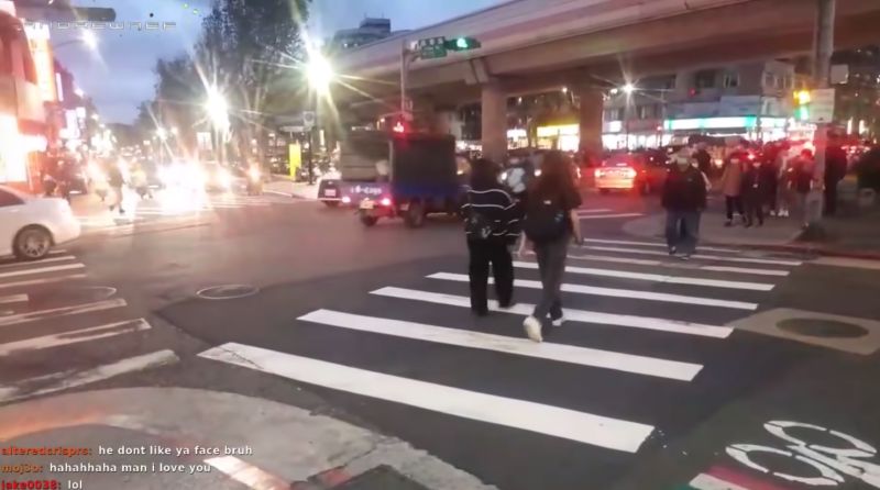 ▲外國實況主拍下台灣「馬路如虎口」的影片,認為大多駕駛不會禮讓過馬路的行人。(圖/翻攝自《B.C.