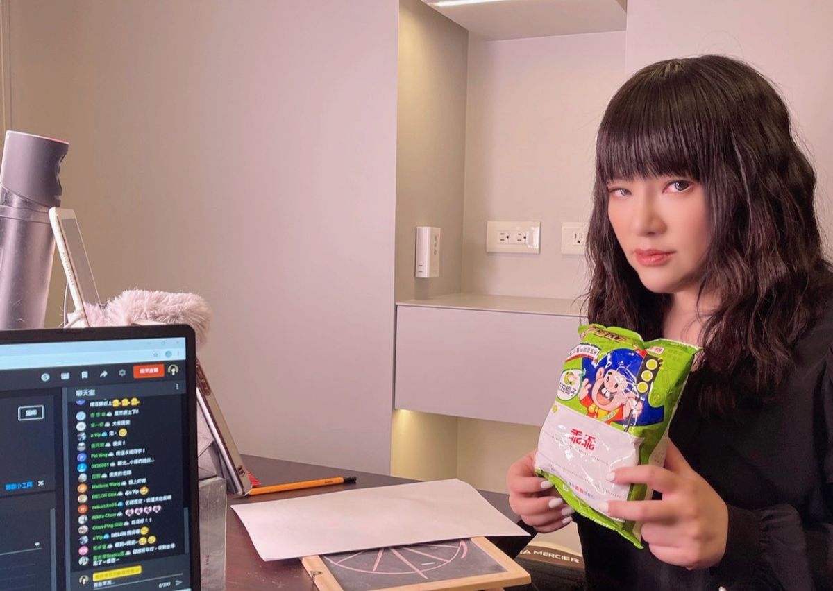 ▲唐綺陽團隊工作時也愛用綠色乖乖。（圖／唐綺陽臉書）