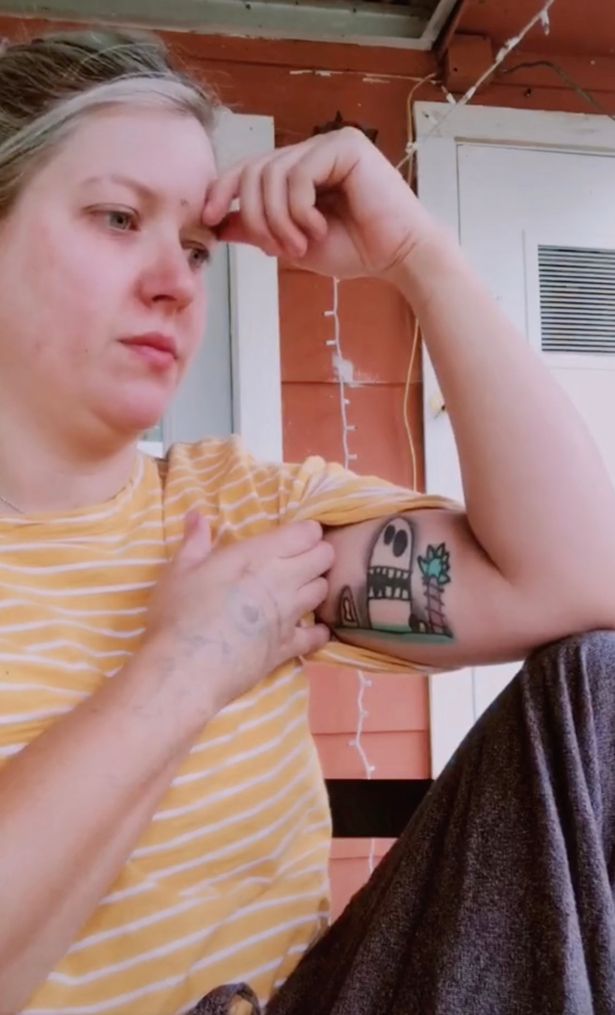 ▲一名美國媽媽接受「最無意義刺青」挑戰，影片中只見她捲起袖子露出刺青，讓不少網友捧腹大笑，在網上被瘋傳。