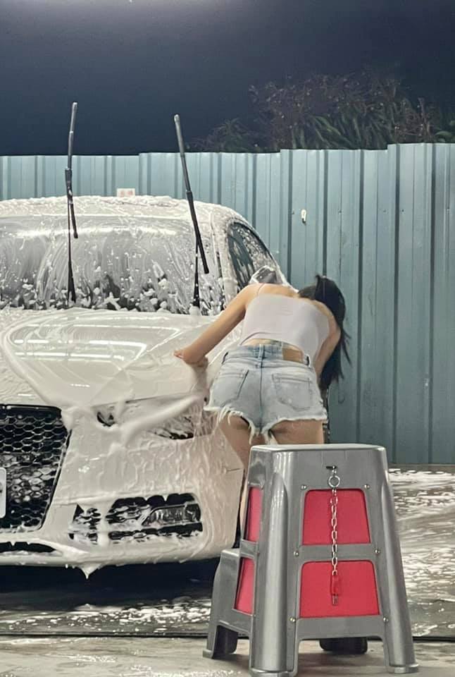 ▲網路正妹Flavia火辣約網友洗車。(圖/翻攝爆料公社)