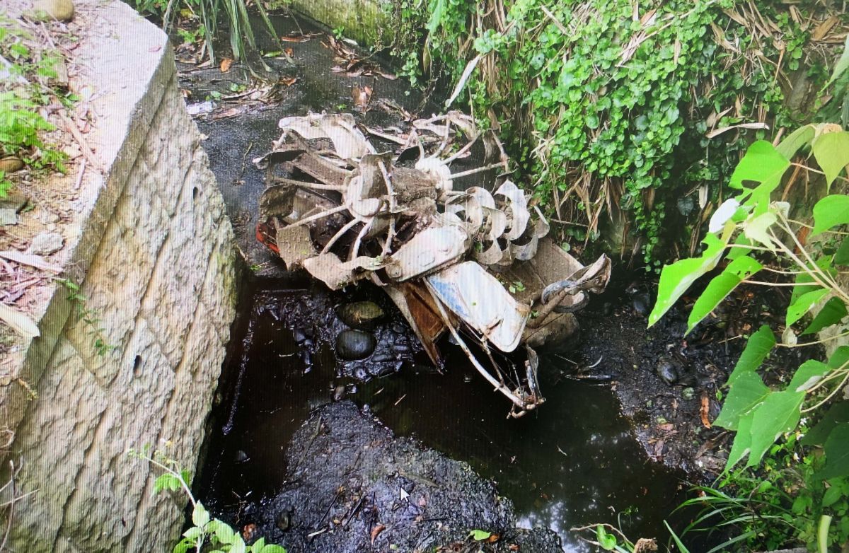 ▲耕耘車失控，車上叔姪兩人同時跳車，叔叔脫困但姪子卻跌落2公尺水溝身亡。（圖／記者李春台翻攝）