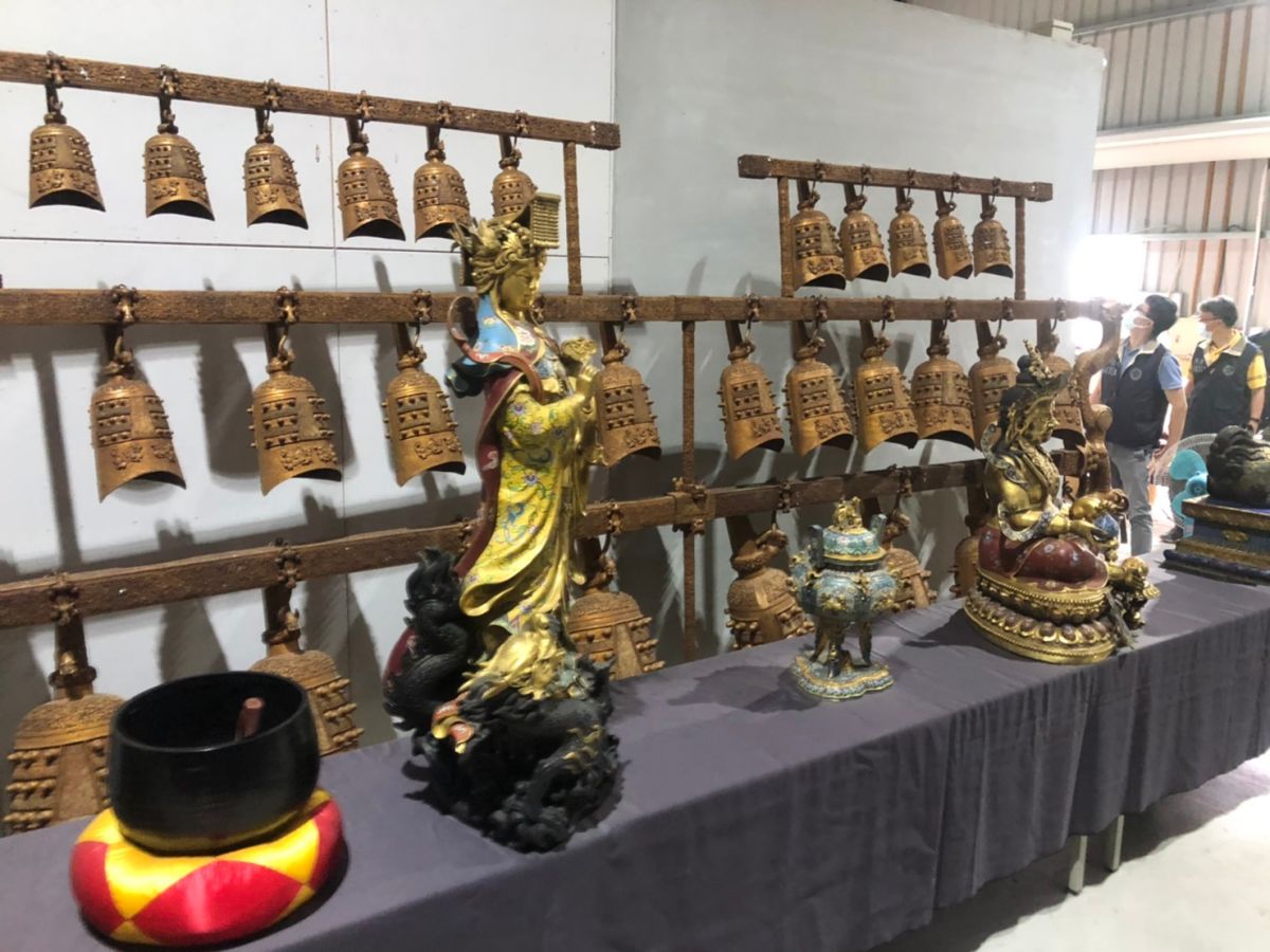 ▲大巴馬藝術投資集團搭建倉庫擺設現代仿古工藝品，藉此吸引民眾投資。（圖／記者郭凱杰翻攝）