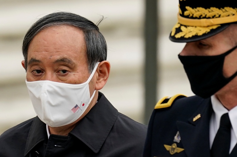 ▲人在美國華府訪問的日本首相菅義偉，在美國智庫主辦的線上研討會發表演說時，強調有關主權的事項或民主、人權等普世價值，日本不會對中國讓步。（圖／美聯社／達志影像）