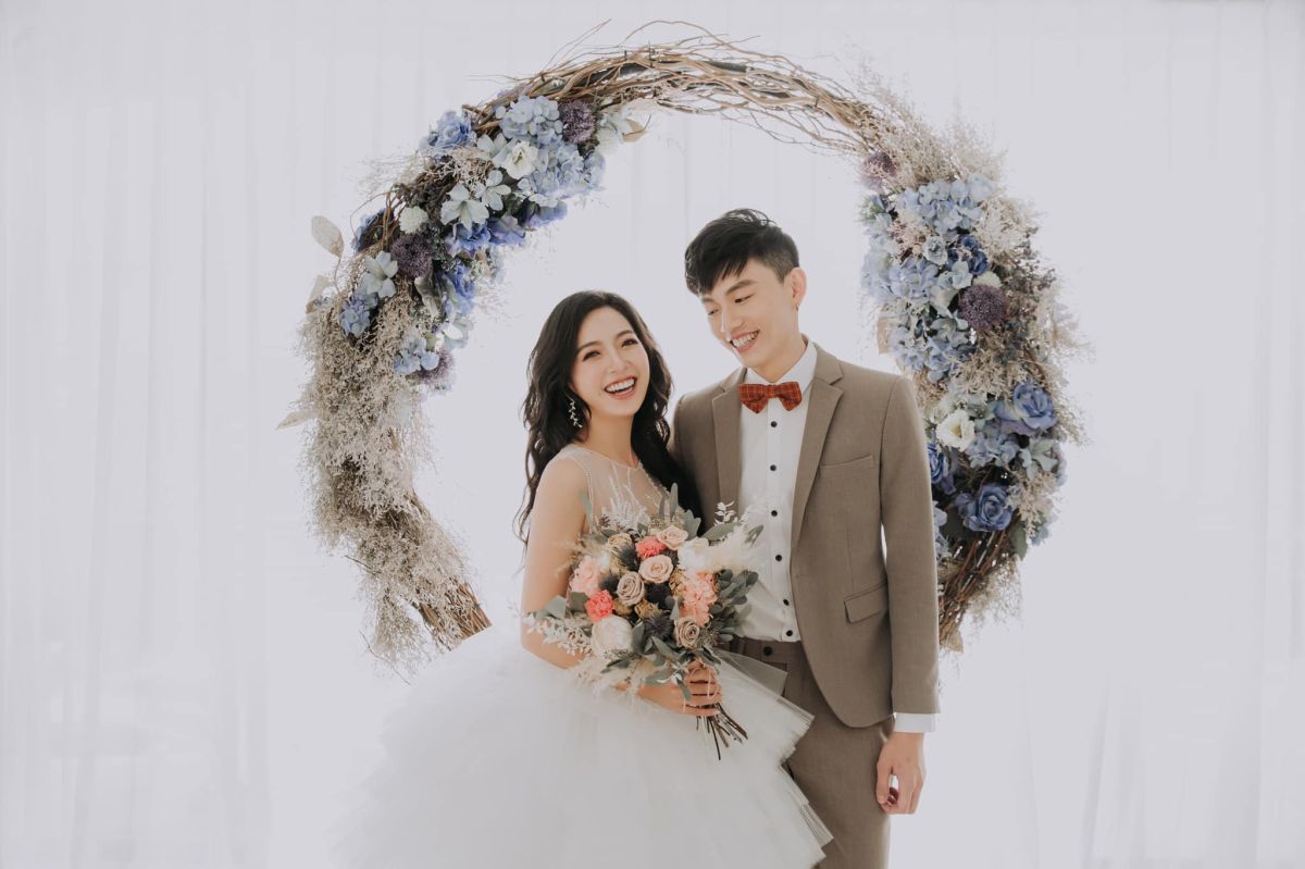 ▲貝童彤（左）公開大尺度超美婚紗照。（圖／翻攝貝童彤臉書）