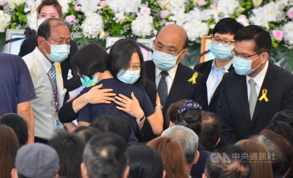 ▲台鐵太魯閣號事故台東8名罹難者17日公祭，總統蔡英文（前左2）、行政院長蘇貞昌（前右2）與交通部長林佳龍（前右1）到場致哀，並慰問家屬。中央社記者盧太城台東攝　110年4月17日