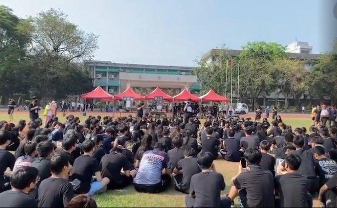▲上百名鳳山高中學生今（17）日上午身穿黑衣、戴黑口罩，在操場靜坐抗議，表達不滿。（圖／翻攝自鳳山高中學生會IG）
