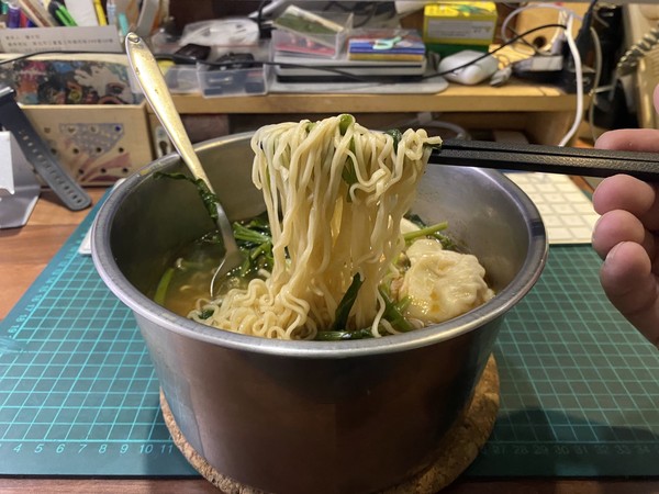 ▲一名人妻幫深夜回家的老公煮整鍋泡麵,但內容物卻包含水餃跟空心菜。(圖/爆怨2公社)