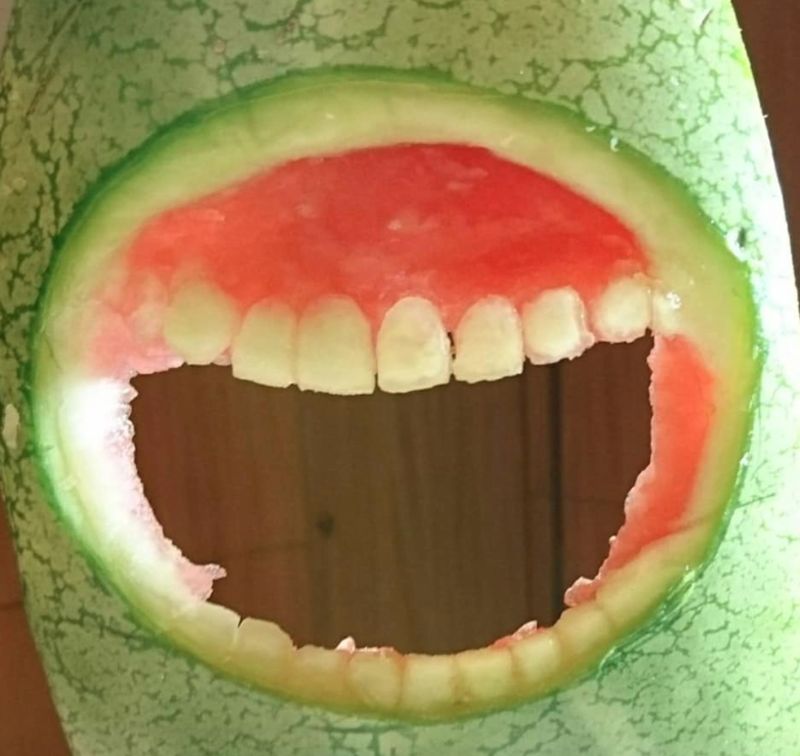 ▲女護理師到好市多購買西瓜，並替它雕刻出超逼真的牙齒。（圖／翻攝自《Costco好市多