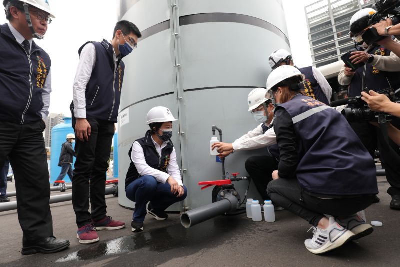 ▲台中市長盧秀燕視察建案工地地下水淨化設備,要求台水嚴格把關水質。(圖/市府提供)