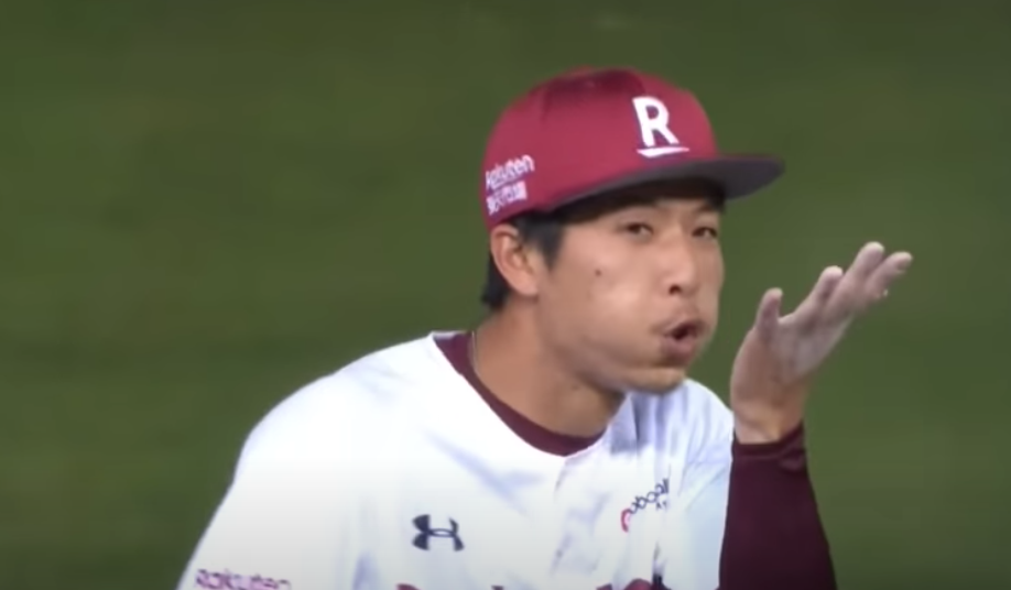 ▲賴鴻誠吹氣止滑粉。（圖／取自CPBLTV)