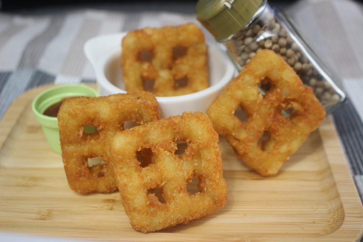 ▲為何方塊薯餅會做「田」字外型？知情人揭真相。（示意圖／翻攝自《Mj冷凍食品》臉書粉專）