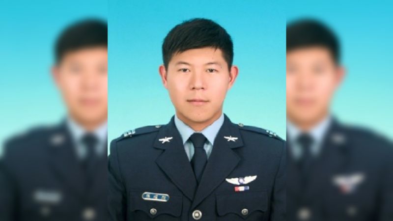 ▲歷經26日的搜救，空軍F-5E戰鬥機飛官潘穎諄的遺體，18日上午在屏東南仁漁港旁的礁岩縫隙中被尋獲。（圖／國防部提供）