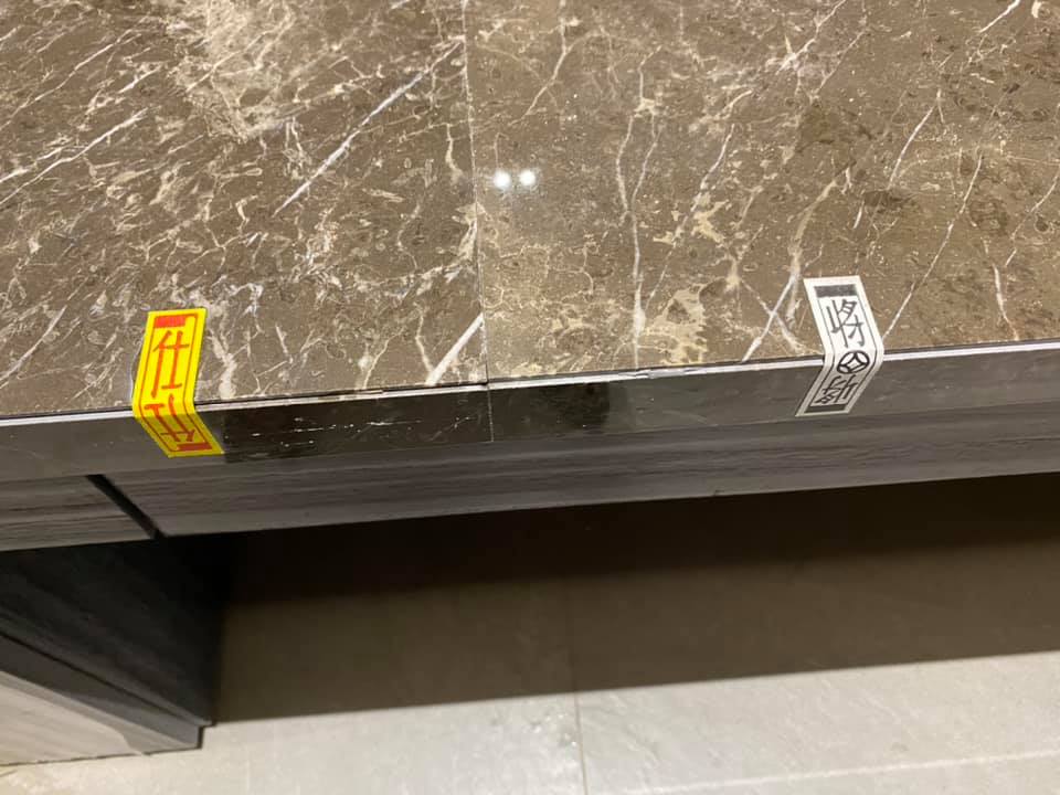 ▲有網友提問「石材上貼的仕、將、車、馬等等的象棋貼紙，有什麼意思嗎？」釣出內行解答。（圖／翻攝自臉書社團「爆系知識家」）