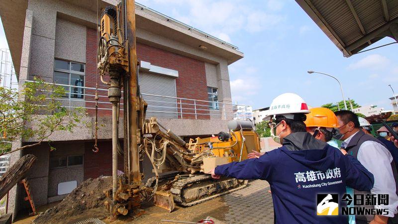 ▲陳其邁視察鑿井工程進度。（圖／記者鄭婷襄攝，資料畫面）