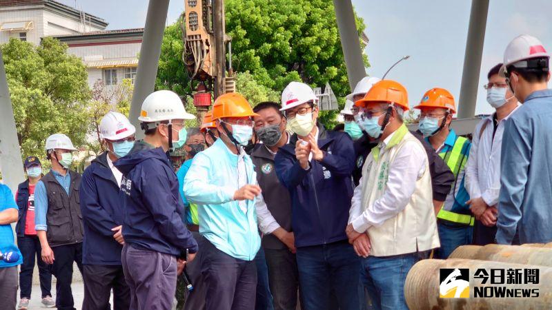 ▲水利署長賴建信和高雄市長陳其邁今日上午到高屏溪攔河堰管理中心視察,並表示中央和高雄將各新鑿30口水井,總共60口井,因應旱情變化。(圖/記者鄭婷襄攝,2021.04.18)