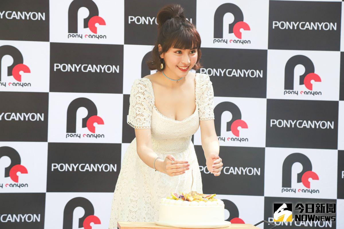 ▲峮峮今（17日）在台北舉辦日文寫真書簽名會。（圖／ 記者葉政勳攝）