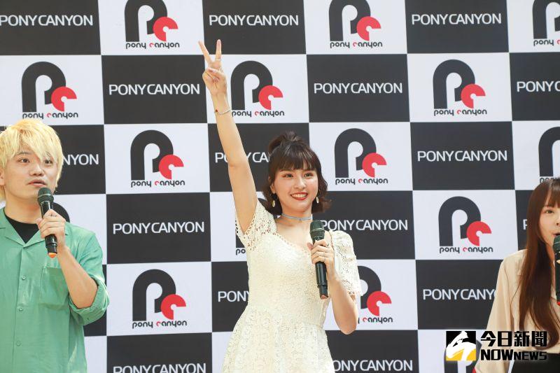 ▲峮峮穿著一襲白色連身洋裝現身,相當漂亮。(圖/記者葉政勳攝)