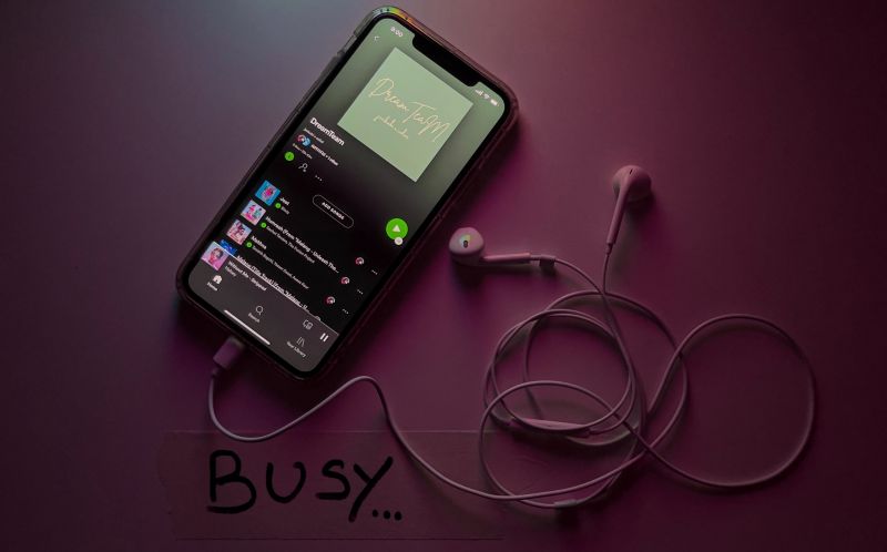 ▲一名Spotify用戶日前捐款給音樂人,豈料一刷卡才驚覺「是美金」,讓他超傻眼。(示意圖/取自unsplash)