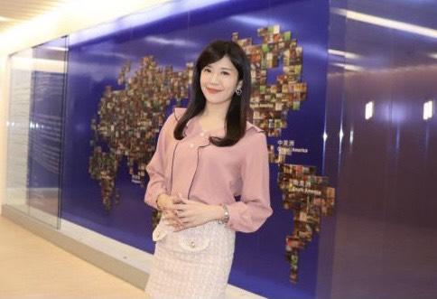 ▲鄭亦真目睹車禍，表示自己是第一次站在馬路中間指揮交通。（圖／中天）