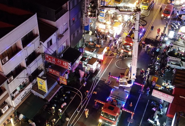▲台中市消防局昇起雲梯車，從高空進入火場滅火救人(圖/記者鄧力軍翻攝)