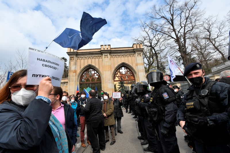 ▲捷克宣布將驅逐18名被認定是特工的俄羅斯外交官員後，俄國當局表示將報復捷克政府這項「前所未見的」決定。圖為布拉格的俄國大使館外，抗議者與維安人員對峙。（圖／美聯社／達志影像）