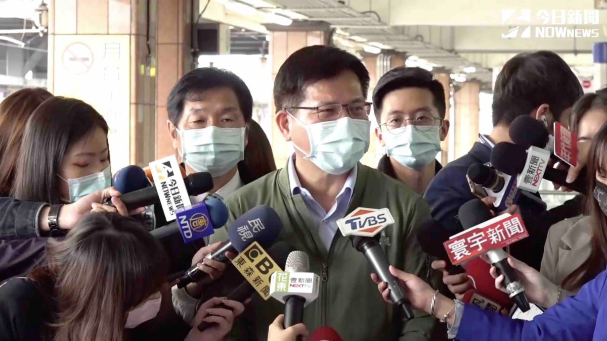 ▲交通部長林佳龍與台鐵代理局長祁文中，今（19）日親自搭乘4102次首班車確保行車安全。（圖／NOWnews攝影中心）