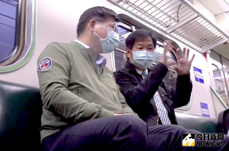 ▲交通部長林佳龍(左)、次長祁文中(右)也在清晨5點27分自宜蘭搭乘首發區間車前往花蓮。(圖/記者王嘉鴻攝,2021.04.19)