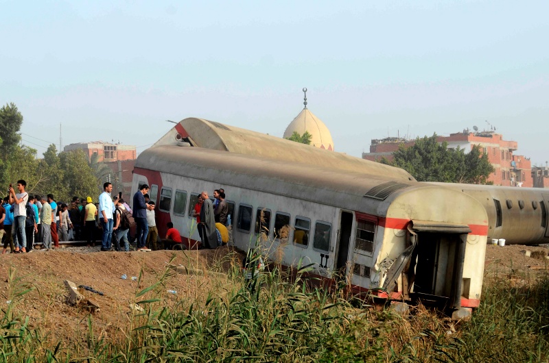 ▲埃及當地時間18日驚傳火車出軌意外，至少11人因此死亡，近百人受傷。（圖／美聯社／達志影像）