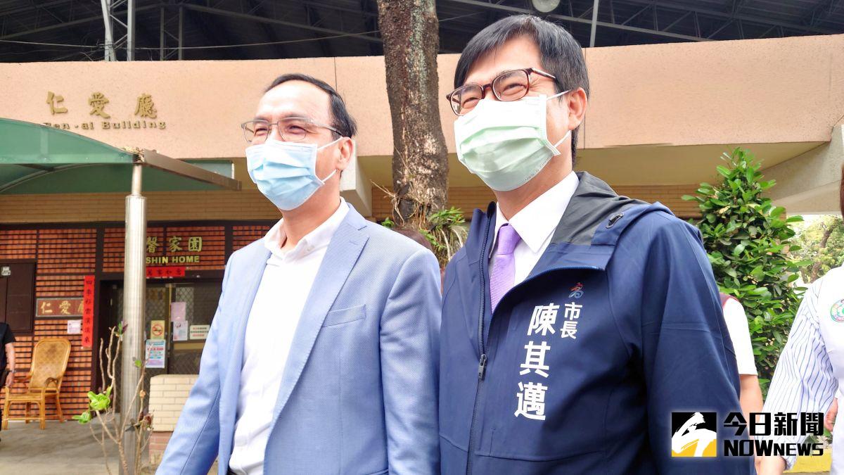 ▲朱立倫（左）繼與台北市長柯文哲同台後，今日與高雄市長陳其邁（右）一同公開露面，這也是朱首度與綠營執政縣市首長同台。（圖／記者鄭婷襄攝，2021.04.19）