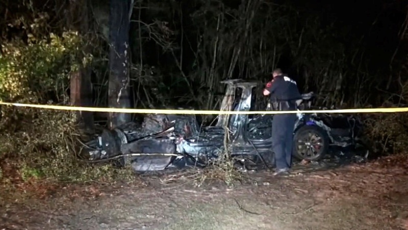 ▲美國德州昨晚發生特斯拉汽車（Tesla）衝撞路樹事故，造成2人身亡，據信事發當時駕駛座上並無人在操控。（圖／翻攝自紐約時報）