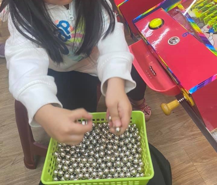 ▲女兒起身時隨性的一拉,怎料竟打中了「8倍」,讓她立馬崩潰。