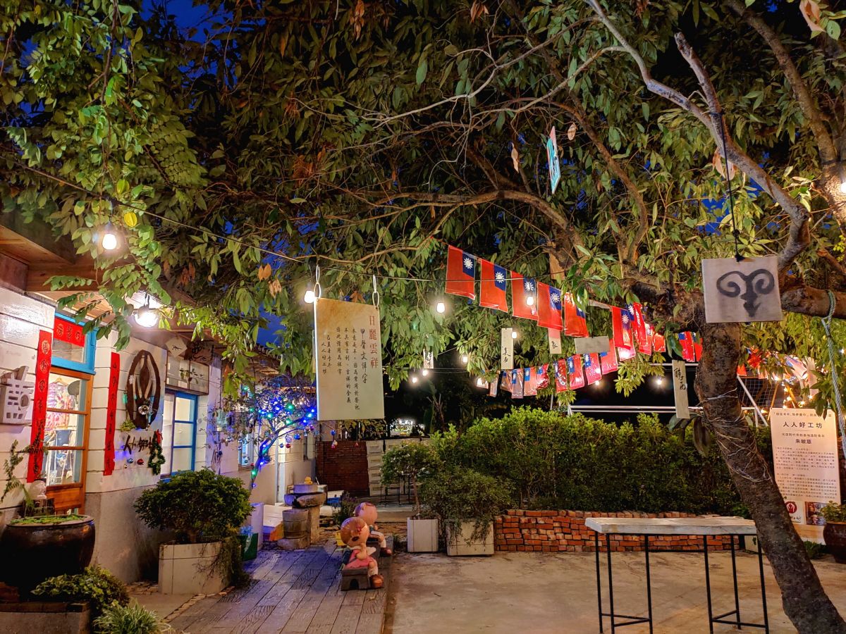 ▲「光復新村」二戰後政府在台灣建立的第一個新市鎮，充滿歲月痕跡的紅磚瓦、蒼鬱老樹、青年創意構築成眷村獨有風貌(圖／觀旅局提供2021.4.19)
